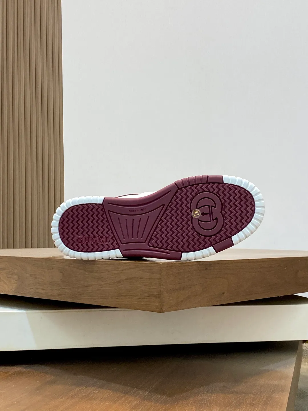 Men's Shoes 💰660 𝐆𝐮𝐜𝐜𝐢 𝐑𝐞-𝐖𝐞𝐛 As the first sneaker created by Sabato De Sarno for Gucci, the Re-Web series reinterprets the brand's classic stripes and sets off the modern silhouette design with bold and unique details. These shoes are crafted from white leather. This new sneaker is ingeniously decorated with many of the brand's classic details, and is equipped with a bright red and green webbing tongue, which will make people fall in love at first sight. White leather treated with a special process for softness and luster, with an embossed grainy texture. Script Gucci logo and interlocking G web label with Interlocking G and script Gucci logo. Rubber outsole with interlocking G detail eyelets. Web tongue. Size: 39-44 (customized for sizes 38 and 45)